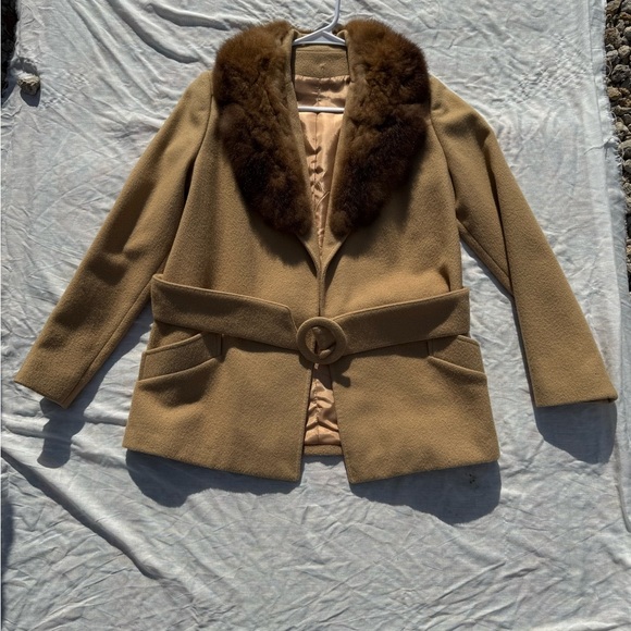 Jackets & Blazers - Elegant Vintage Tan Women's Coat with Fur Collar